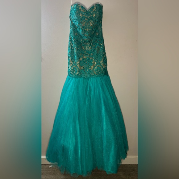 TONY BOWLS FORMAL GOWN - Picture 5 of 11